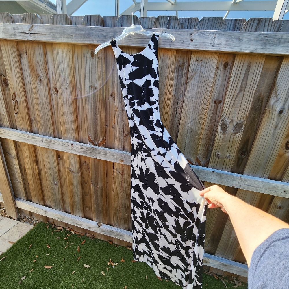 Size 10/12 Issac Mizrahi New York black and white formal sexy gown